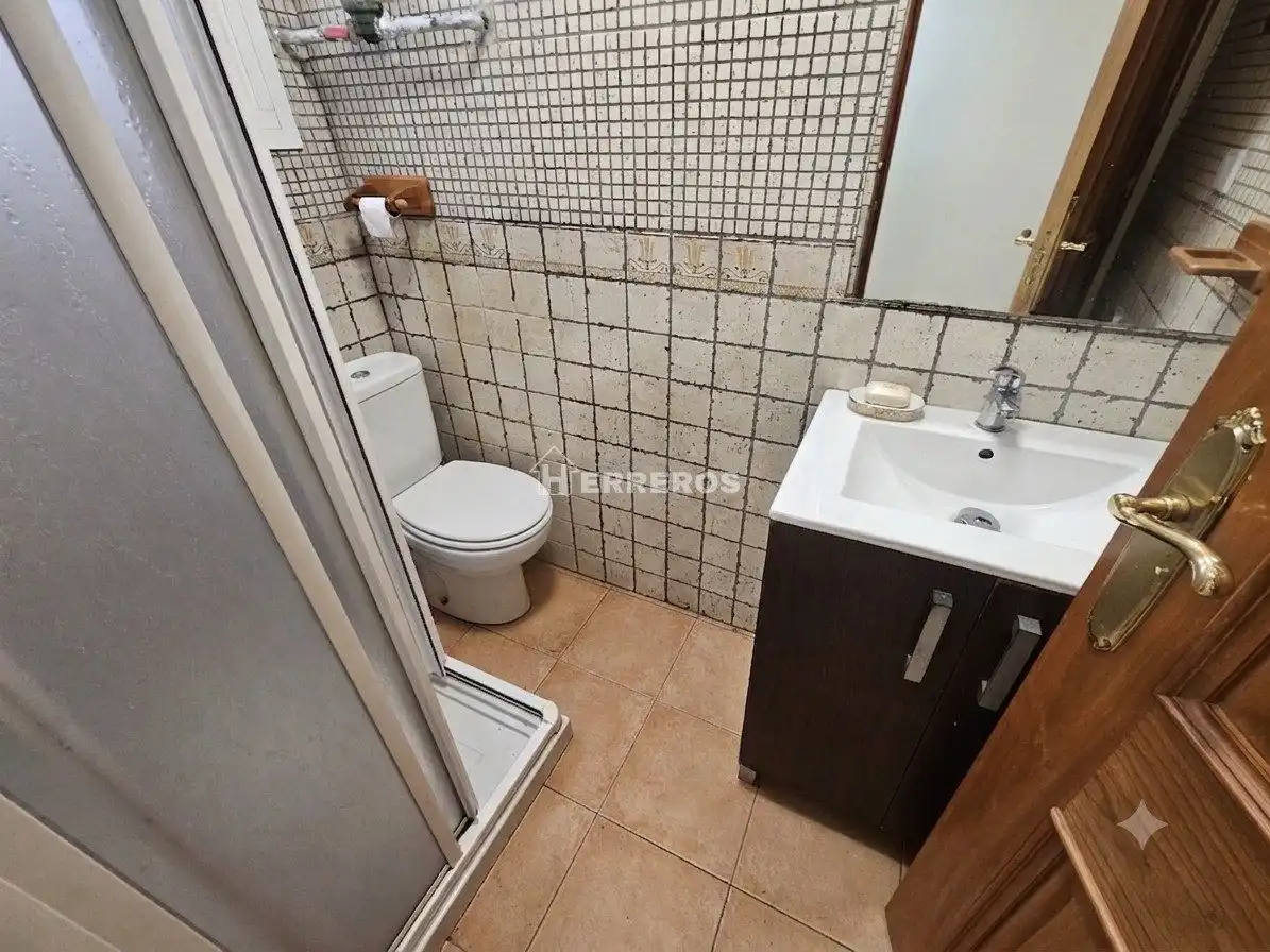 Bathroom of Flat for sale in  Logroño  with Heating, Parquet flooring and Furnished