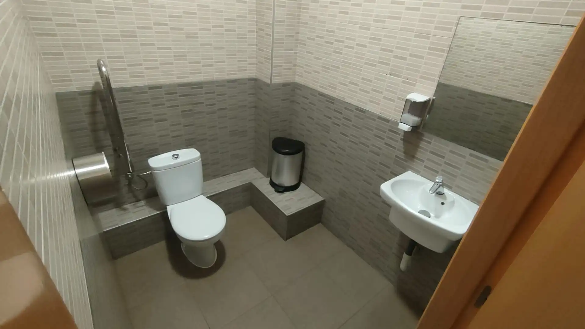 Baño de Local en traspaso en Barcelona con Aire acondicionado, Terraza y Amueblado