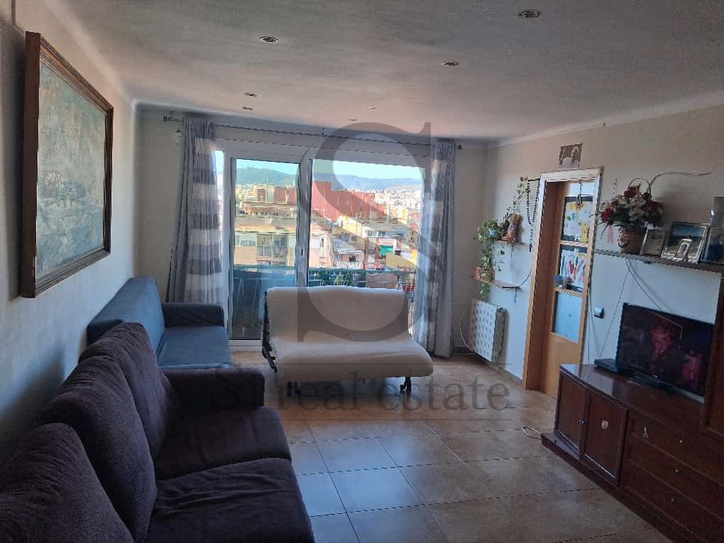 Sala d'estar de Pis en venda en Santa Coloma de Gramenet amb Calefacció, Moblat i Balcó