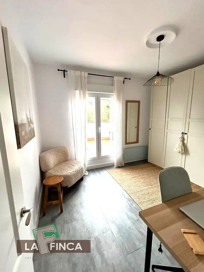 Habitación de Piso en venta en Oviedo  con Calefacción, Terraza y Trastero