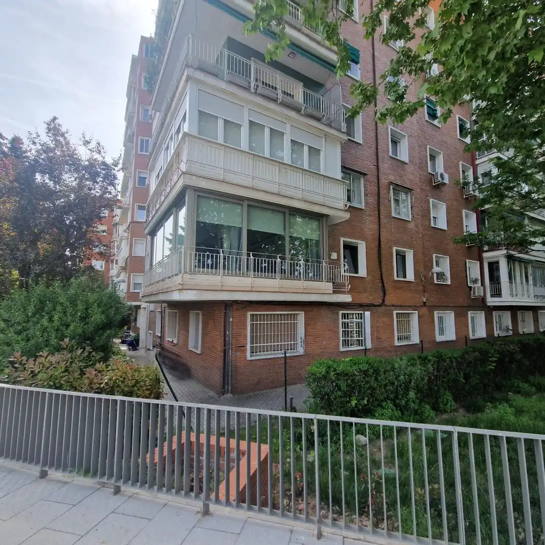 Vista exterior de Piso en venta en  Madrid Capital con Parquet