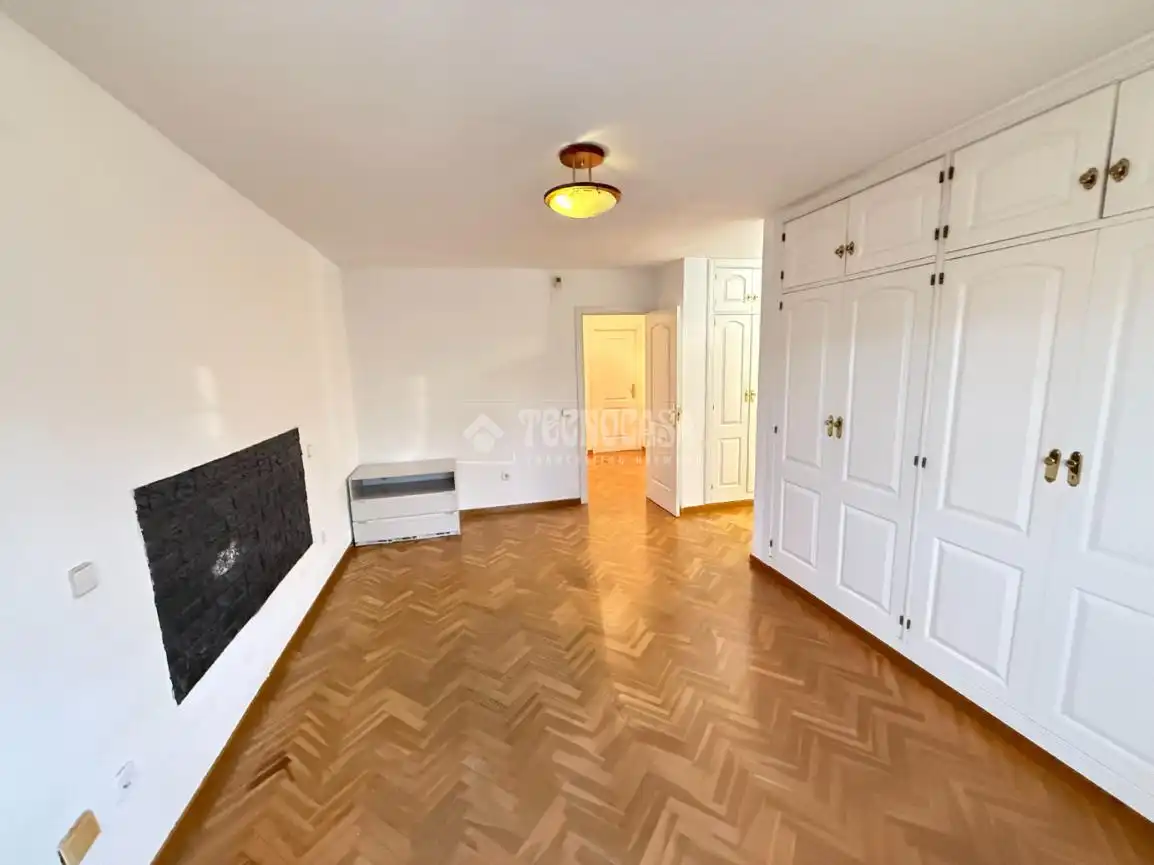 Schlafzimmer von Einfamilien-Reihenhaus zum Verkauf in Guadalajara mit Klimaanlage, Heizung und Privatgarten