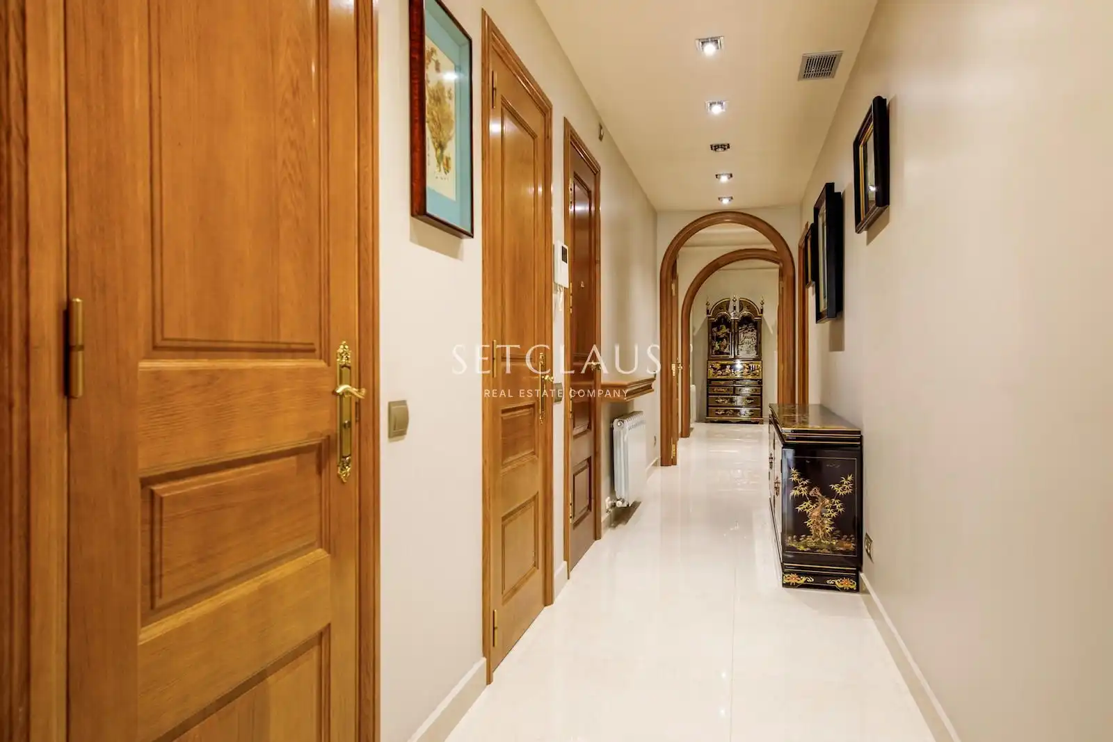 Flat for sale in Barcelona  with Air Conditioner and Alarm