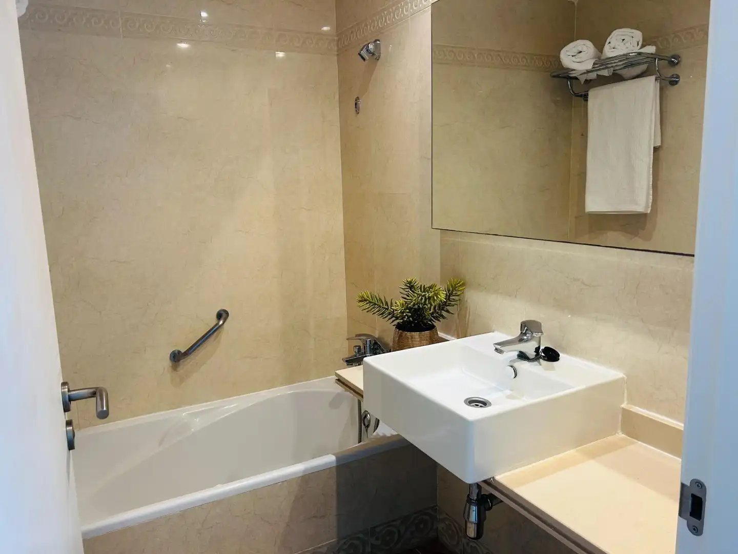 Bathroom of Apartments for rent in Mijas  with Air Conditioner, Terrace and Furnished