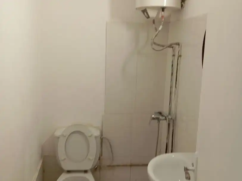 Badezimmer von Geschaftsraum zum Verkauf in Barcelona mit Parkett