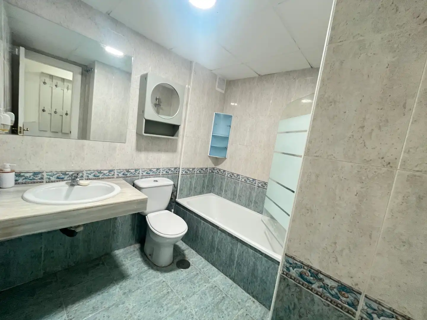 Baño de Estudio en venta en Marbella con Amueblado, Lavadora y Piscina comunitaria
