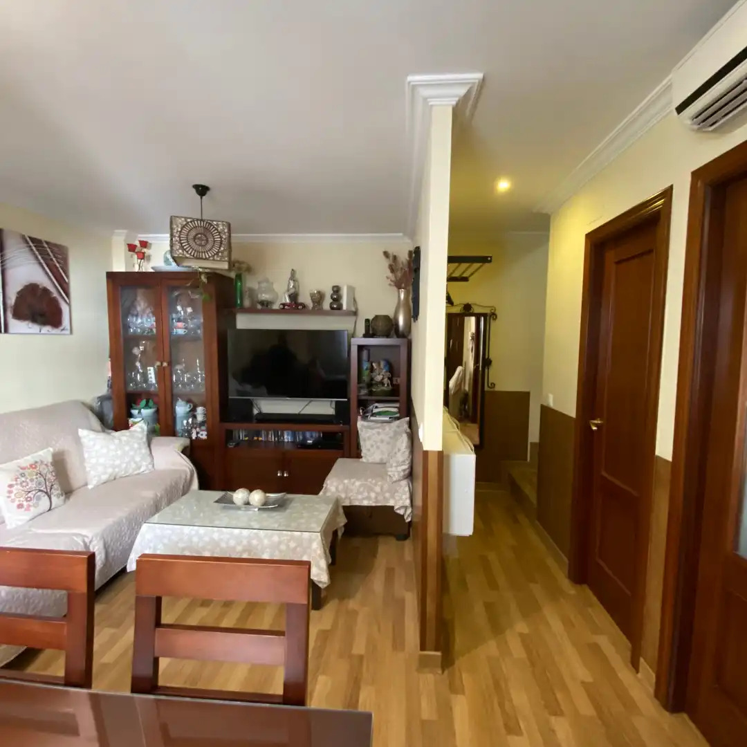 Sala de estar de Casa adosada en venta en Dos Hermanas con Aire acondicionado, Parquet y Trastero