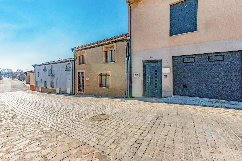 Vista exterior de Casa adosada en venta en La Hiniesta  con Calefacción y Terraza