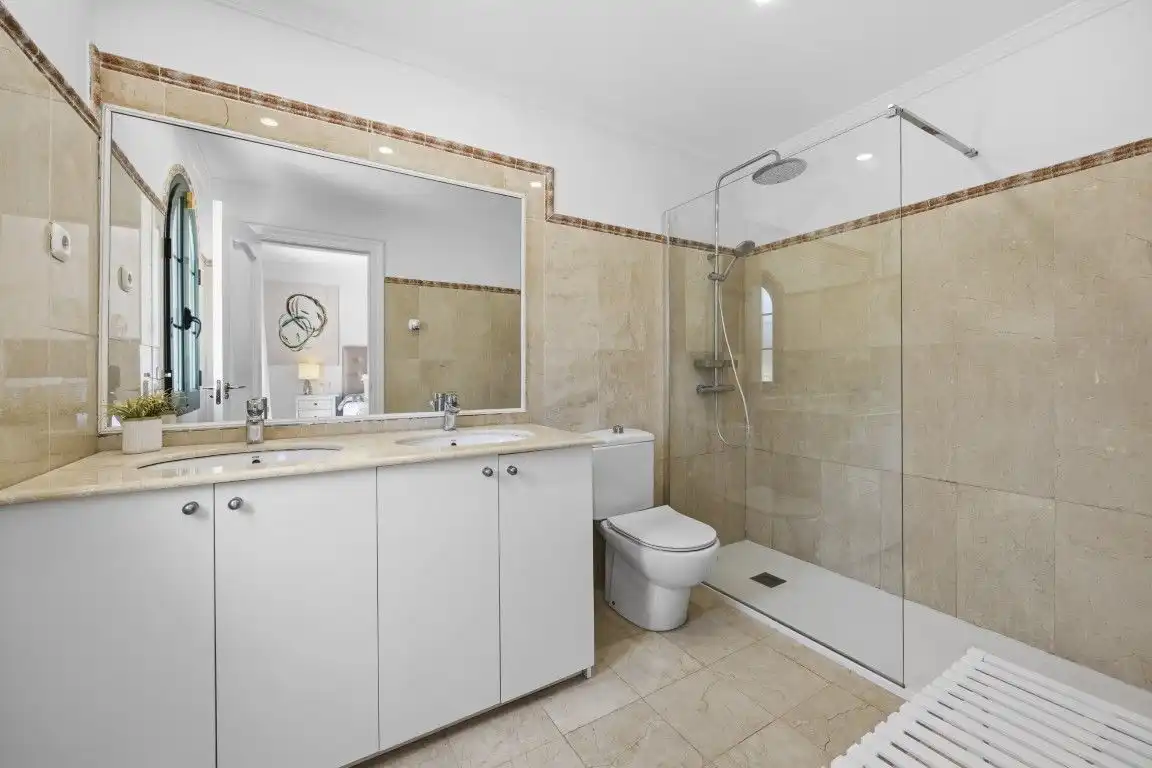 Badezimmer von Einfamilien-Reihenhaus zum Verkauf in Marbella mit Klimaanlage, Heizung und Privatgarten