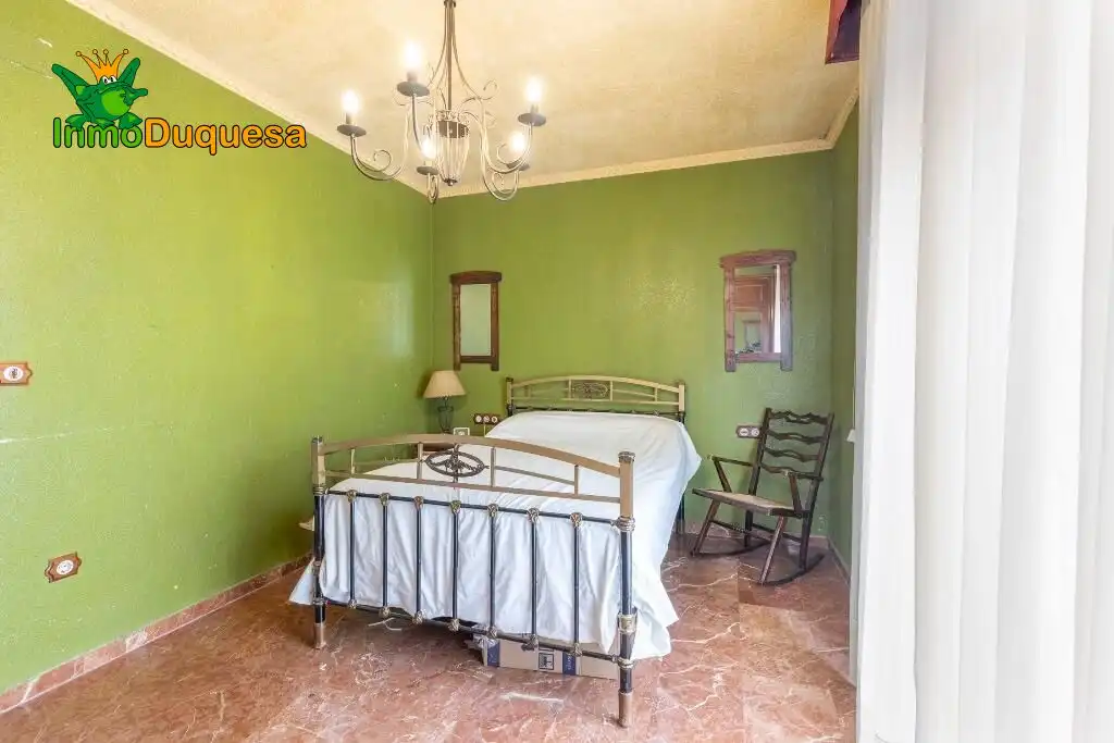 Habitación de Casa adosada en venta en Granada con Aire acondicionado, Calefacción y Jardín privado