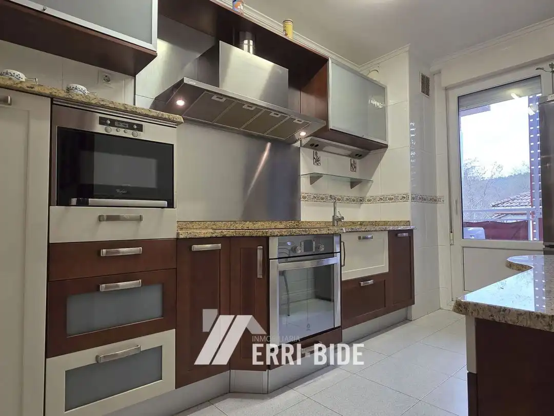 Cocina de Piso en venta en Mungia con Calefacción, Trastero y Balcón