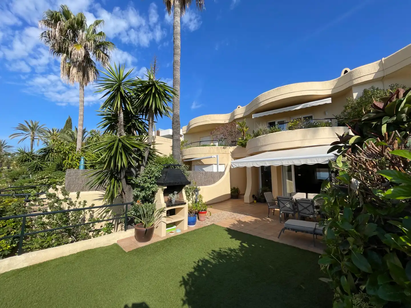 Vista exterior de Casa adosada en venta en Sitges con Aire acondicionado, Calefacción y Jardín privado