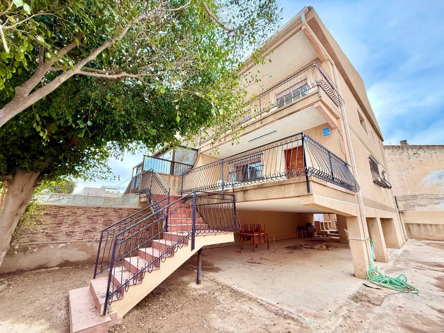 Vista exterior de Casa o xalet en venda en San Pedro del Pinatar amb Aire condicionat, Calefacció i Jardí privat