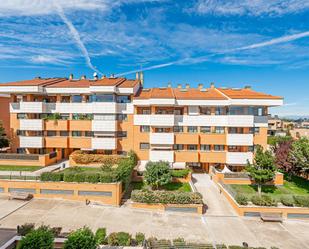 Vista exterior de Pis en venda en Majadahonda amb Aire condicionat, Terrassa i Piscina