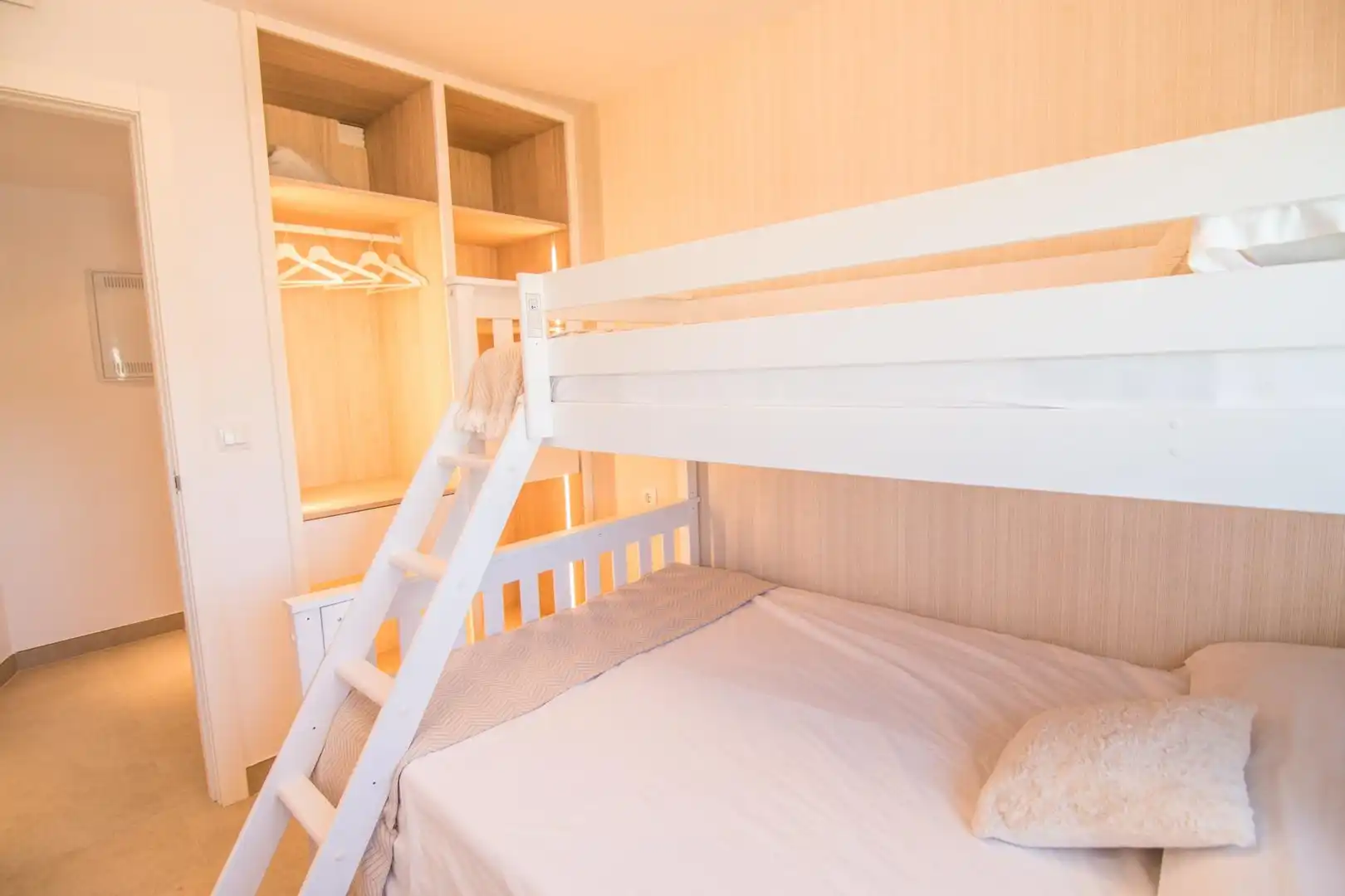 Schlafzimmer von Wohnungen zum Verkauf in Gandia mit Klimaanlage, Privatgarten und Terrasse