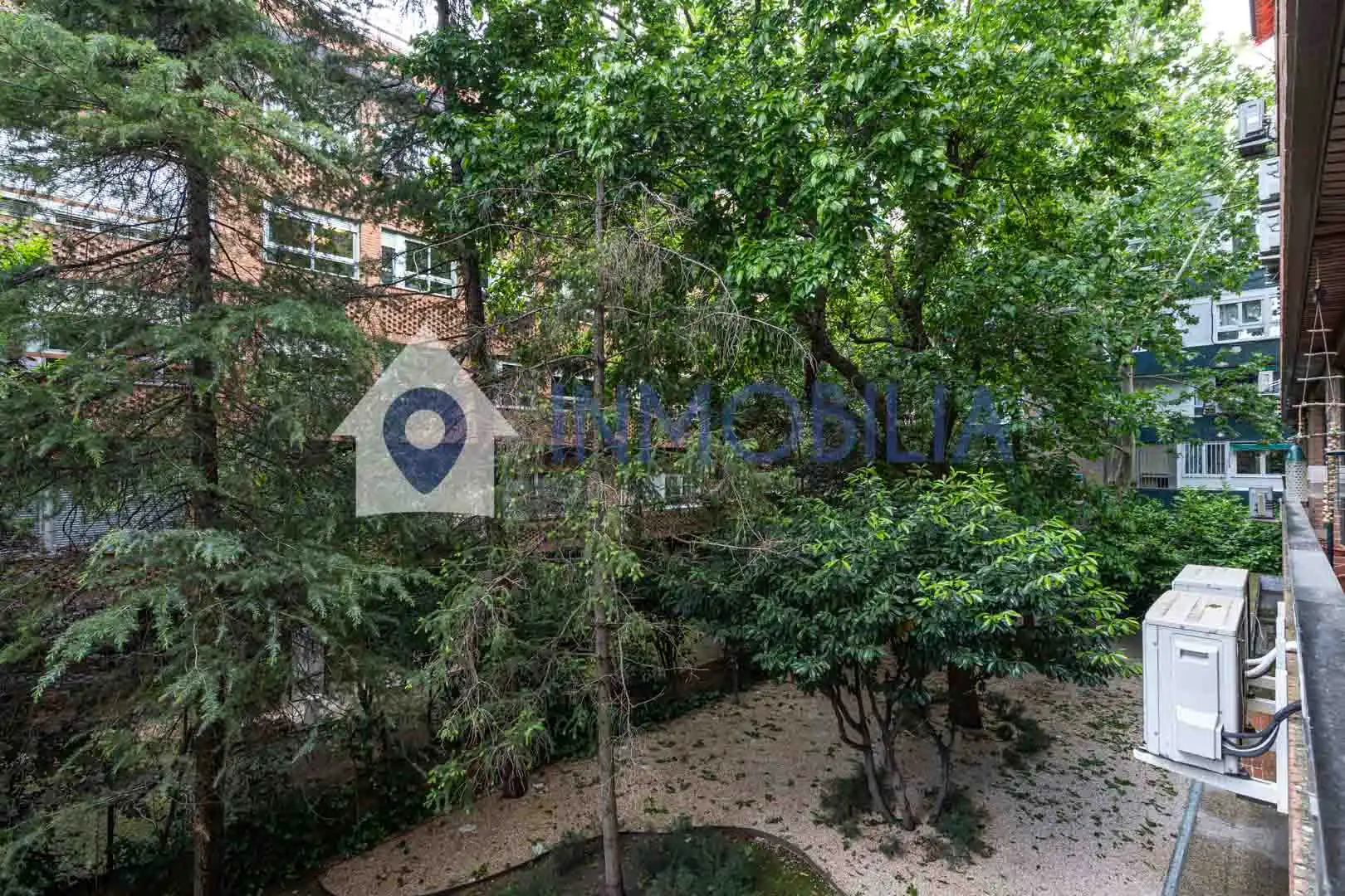 Jardín de Piso en venta en Madrid con Calefacción, Jardín privado y Trastero