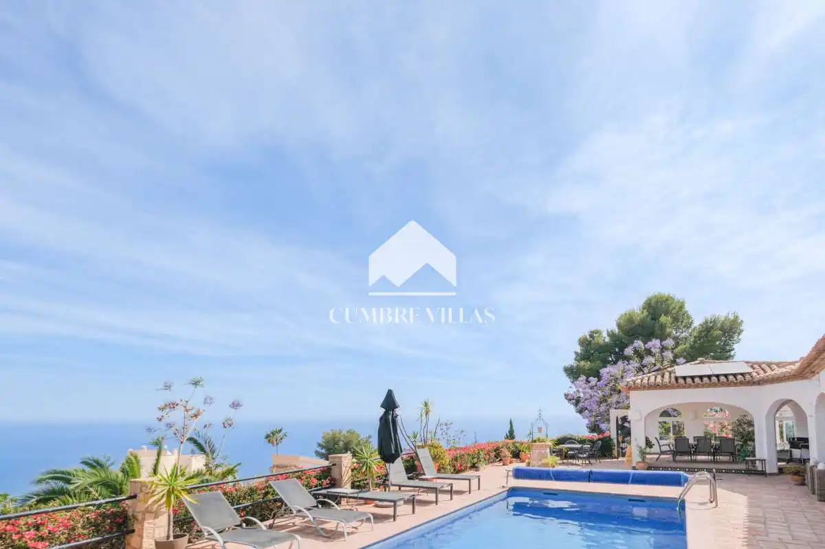 Vista exterior de Casa o xalet en venda en Salobreña amb Jardí privat, Terrassa i Piscina comunitària