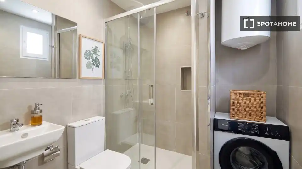 Bany de Apartament per a compartir en Barcelona amb Aire condicionat, Calefacció i Terrassa