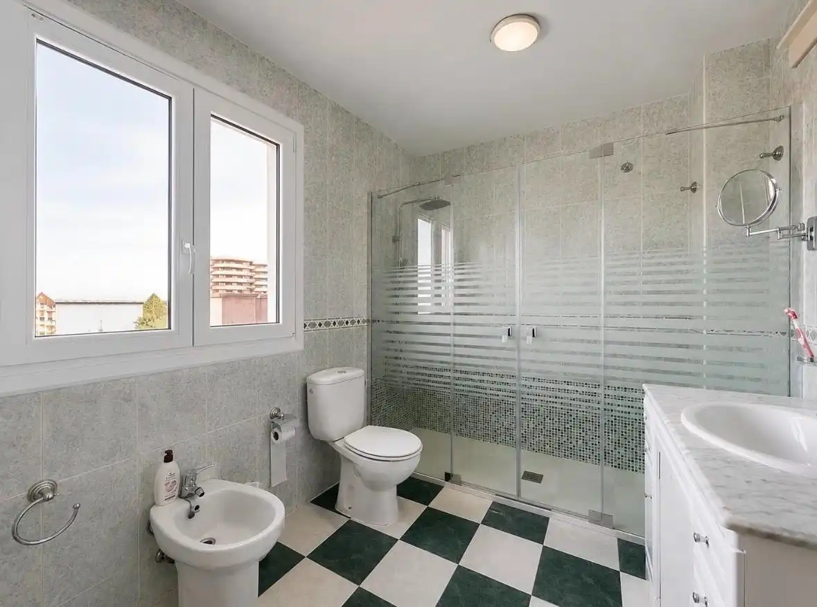 Baño de Casa adosada en venta en Fuente Vaqueros con Aire acondicionado, Calefacción y Terraza