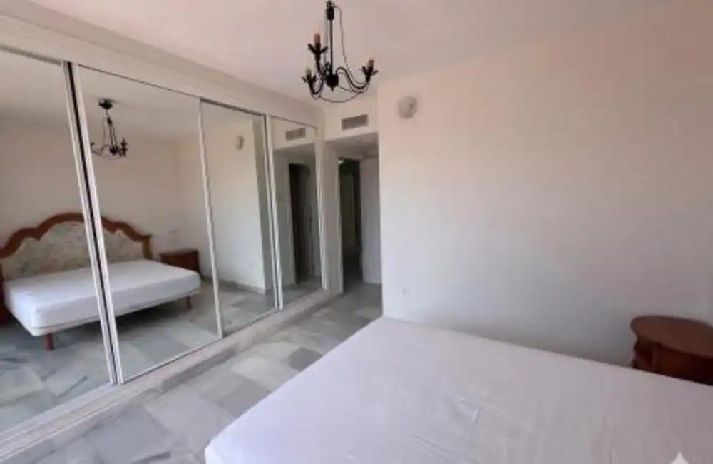 Dormitori de Apartament de lloguer en Marbella amb Aire condicionat, Terrassa i Moblat