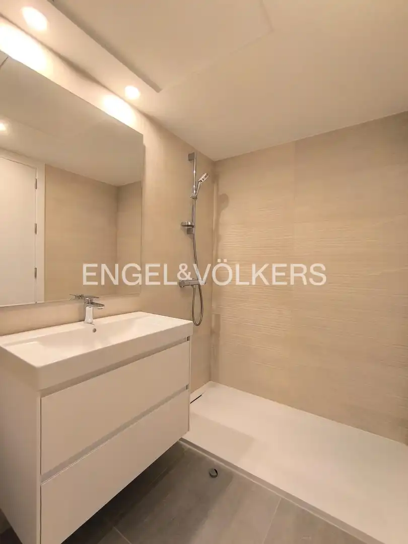 Bathroom of Flat for rent in Barcelona  with Air Conditioner, Heating and Terrace