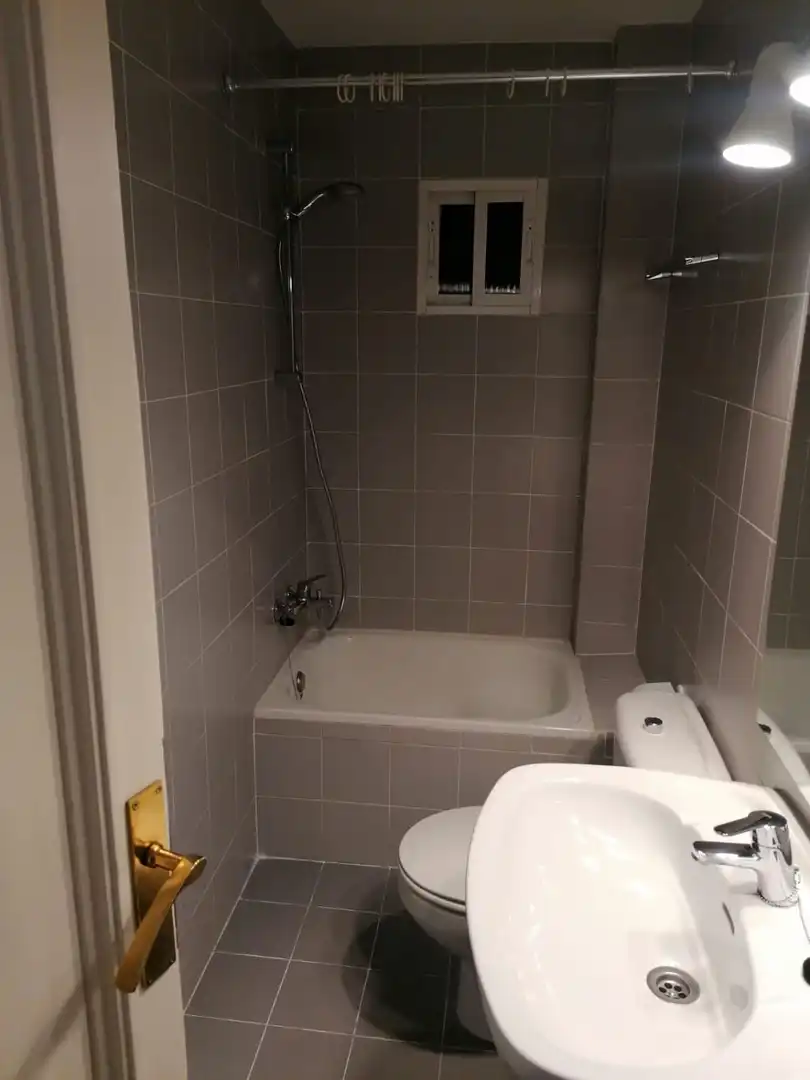 Baño de Piso de alquiler en Madrid con Aire acondicionado, Calefacción y Parquet