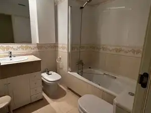 Bathroom of Flat for rent in Madrid  with Air Conditioner, Heating and Parquet flooring