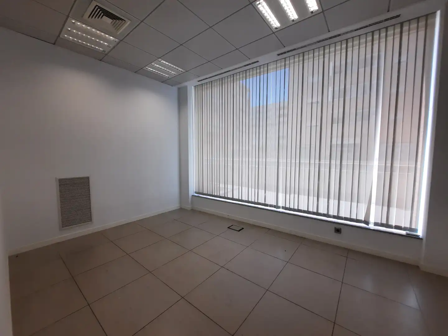 Commercial properties for rent in Carrer Josep Joaquim Landerer, 8, Ciutat Universitària
