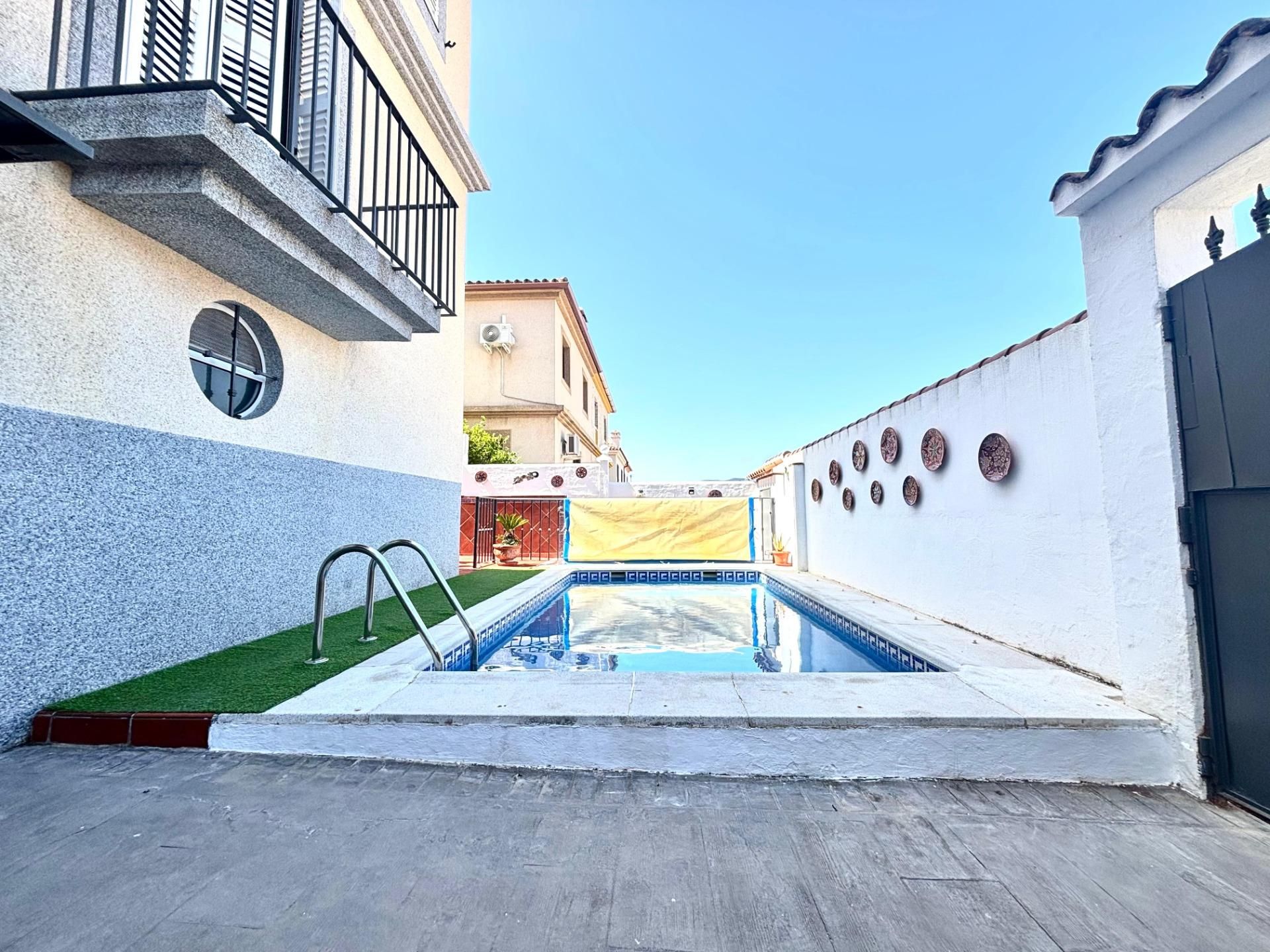 Piscina de Casa adosada en venda en Los Barrios amb Piscina