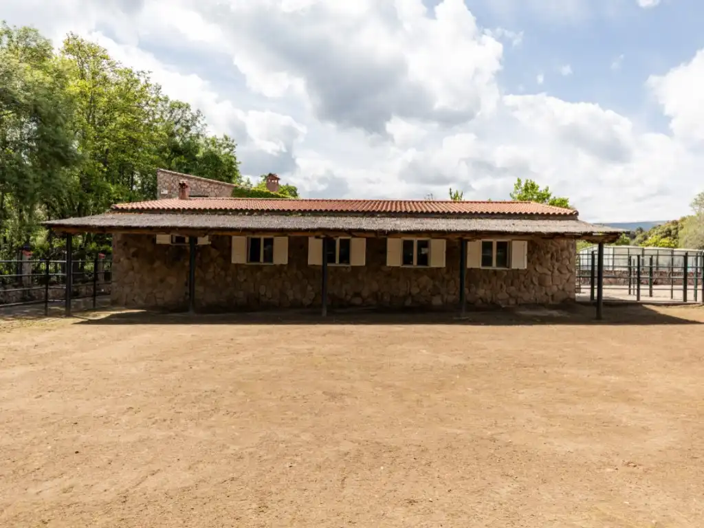 Vista exterior de Casa o chalet en venta en Espinoso del Rey con Terraza, Piscina y Amueblado
