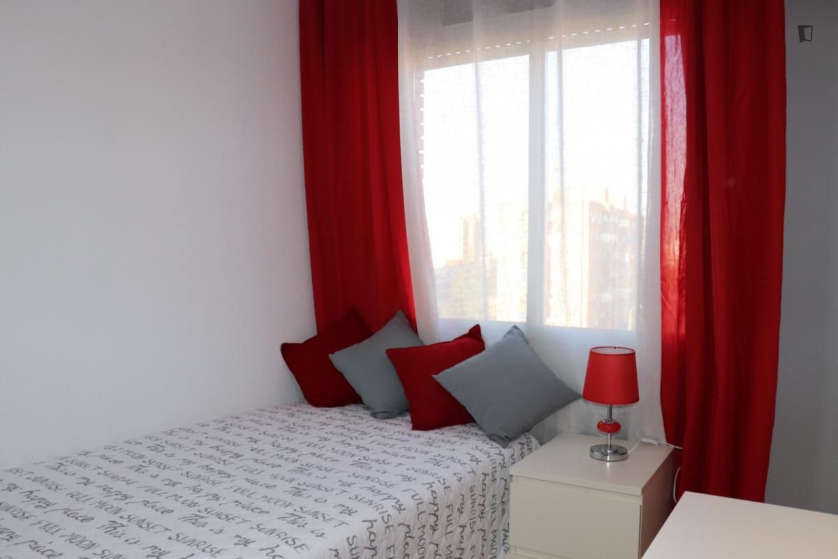 Apartament per a compartir a Caballería Española