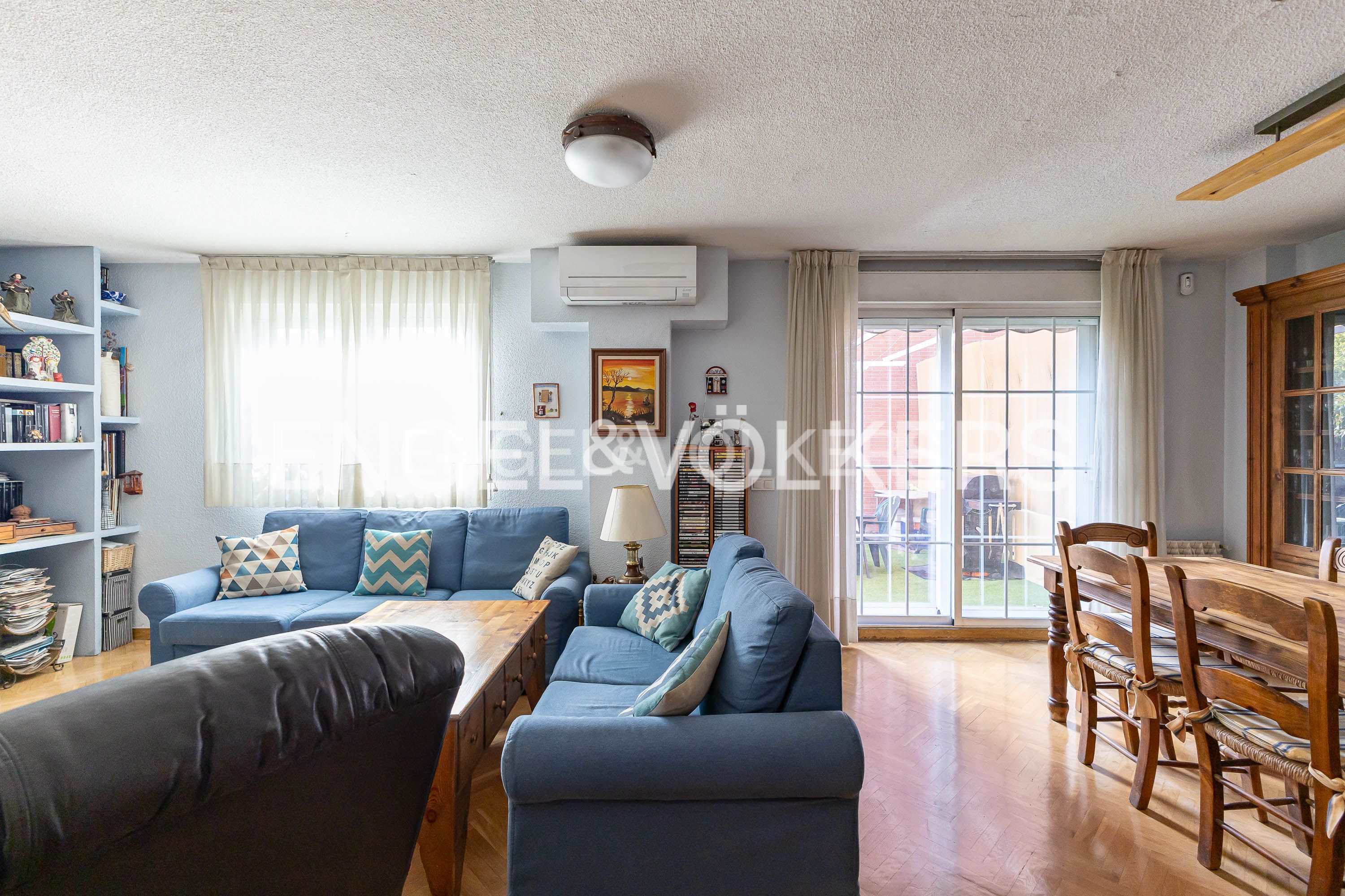 Sala d'estar de Casa adosada en venda en  Madrid Capital amb Aire condicionat, Calefacció i Jardí privat