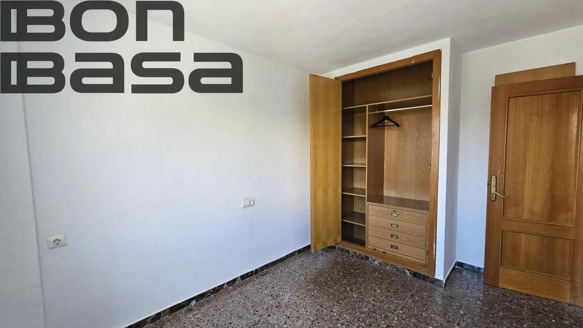 Habitación de Piso en venta en Alicante / Alacant con Aire acondicionado, Jardín privado y Balcón