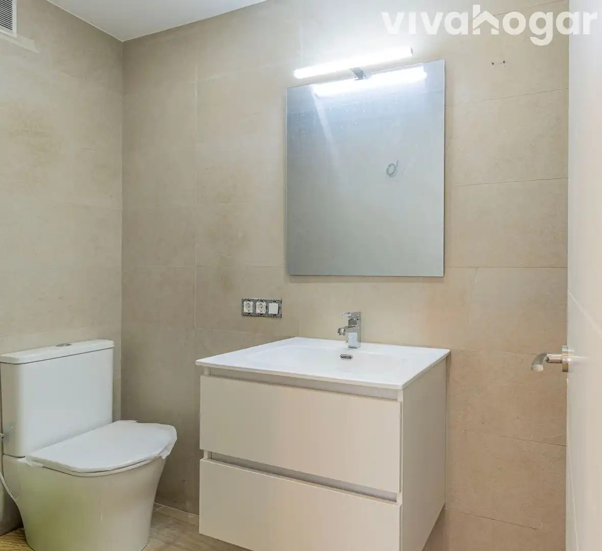 Bathroom of Flat for sale in Madrid  with Air Conditioner and Heating