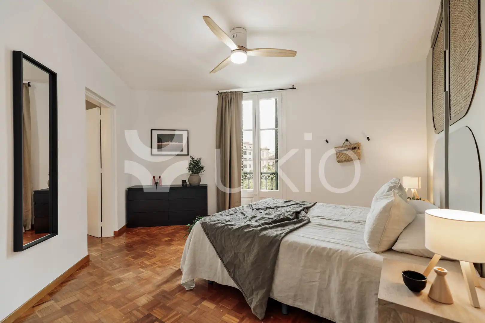 Dormitori de Apartament de lloguer en Barcelona amb Aire condicionat, Calefacció i Moblat
