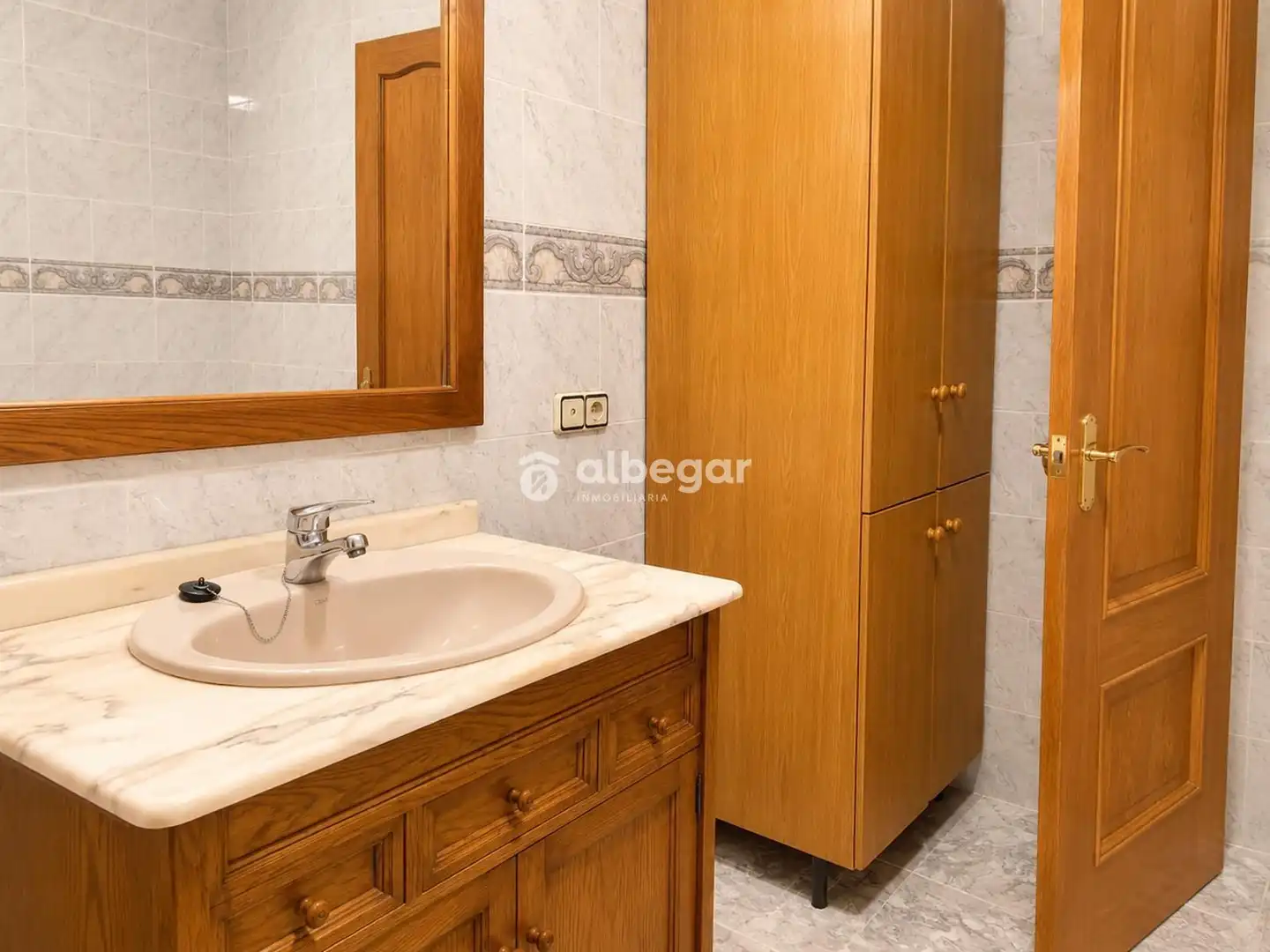 Bathroom of Flat for rent in Valencia  with Air Conditioner and Furnished