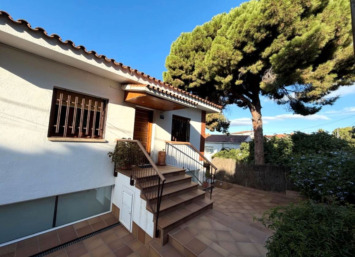 Vista exterior de Casa o chalet en venta en Barberà del Vallès con Calefacción, Jardín privado y Parquet