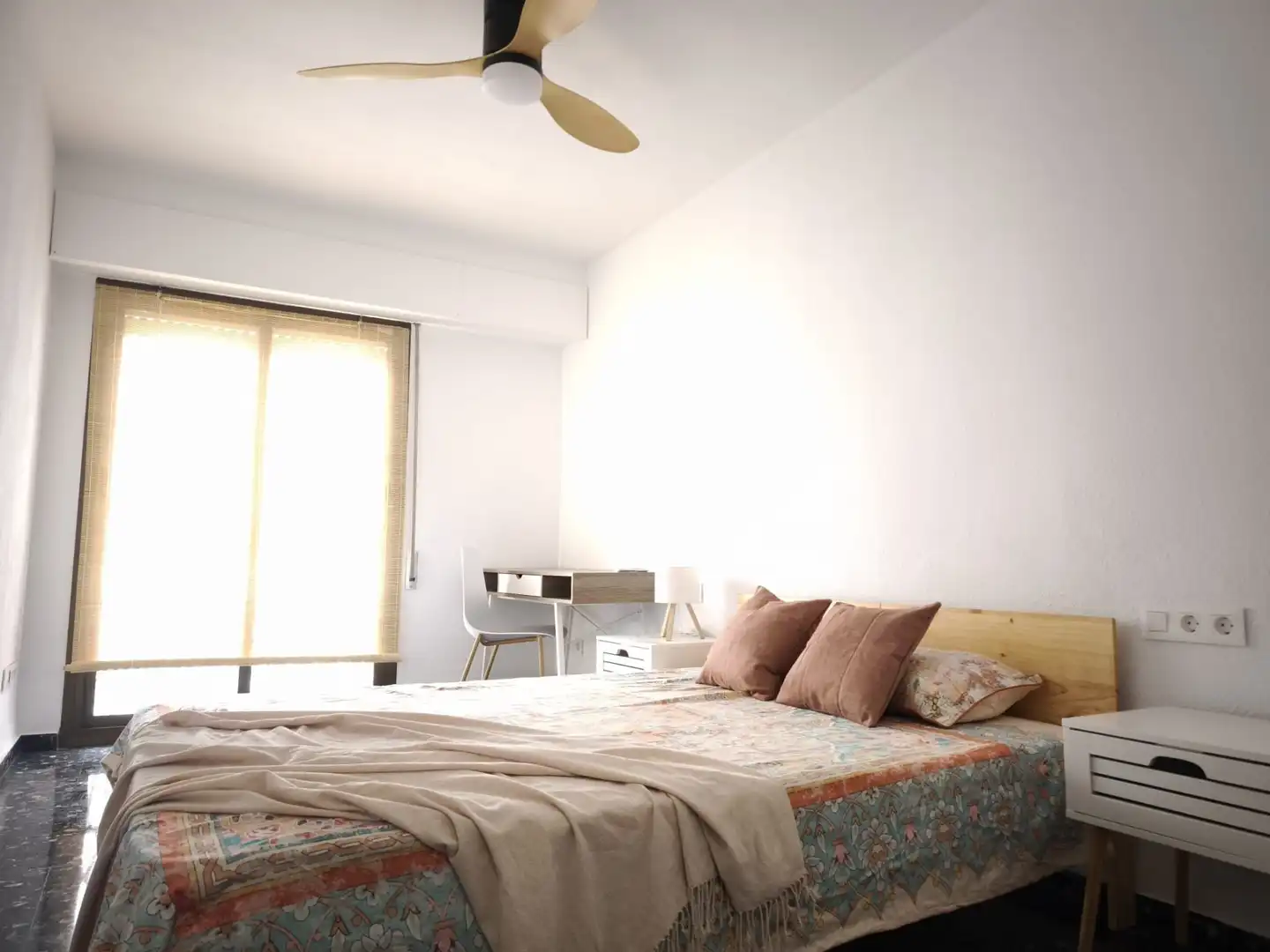 Schlafzimmer von Wohnung zur Miete in Valencia mit Klimaanlage, Möbliert und Balkon