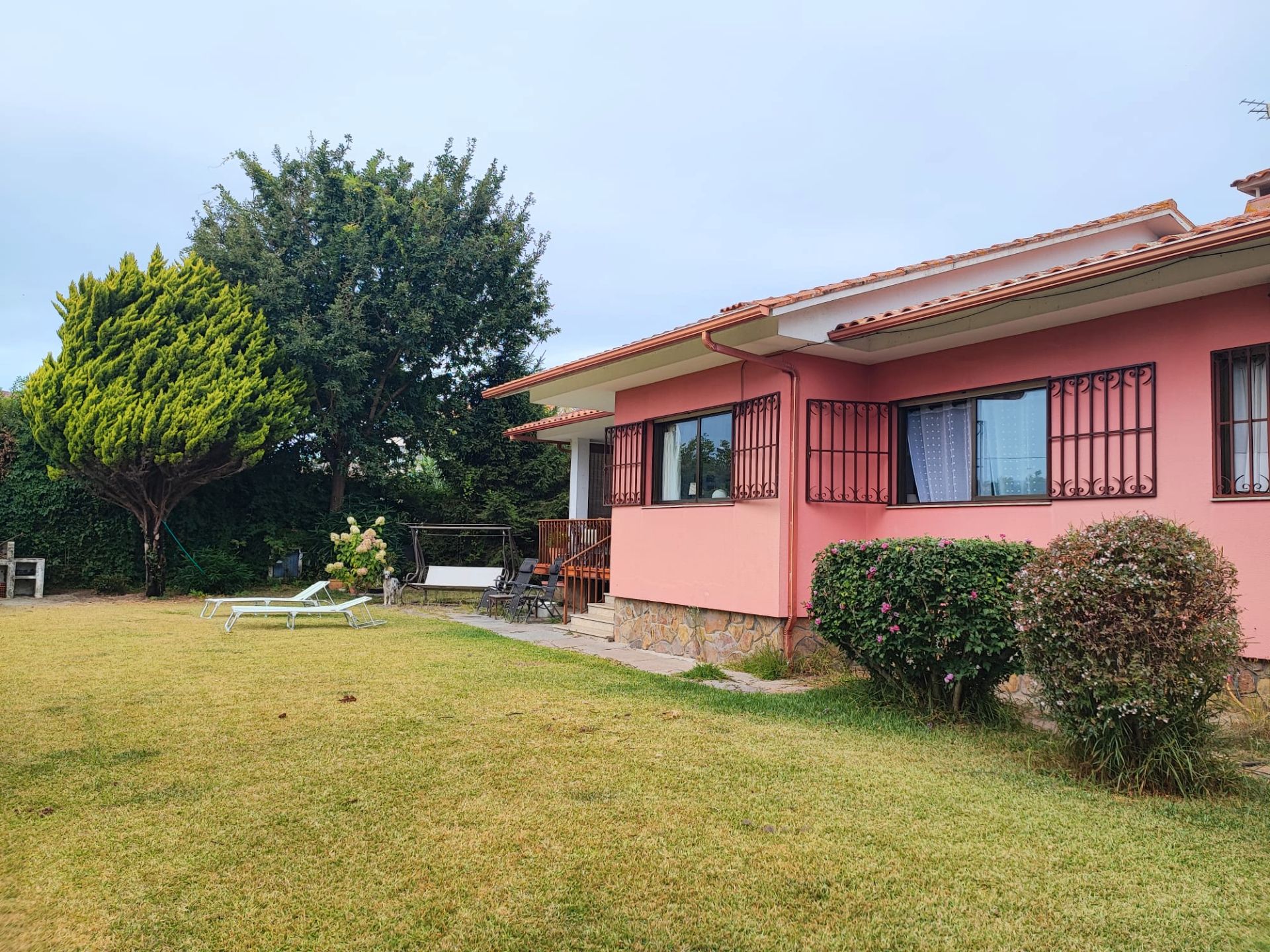 Vista exterior de Casa o xalet en venda en Nigrán amb Jardí privat, Terrassa i Moblat