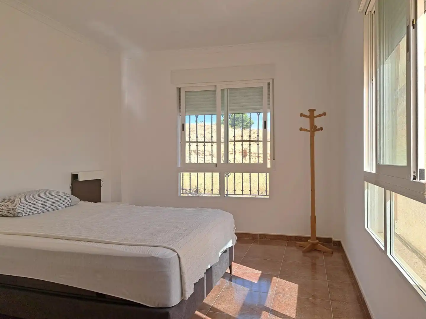 Habitación de Casa adosada en venta en Requena con Calefacción, Terraza y Trastero