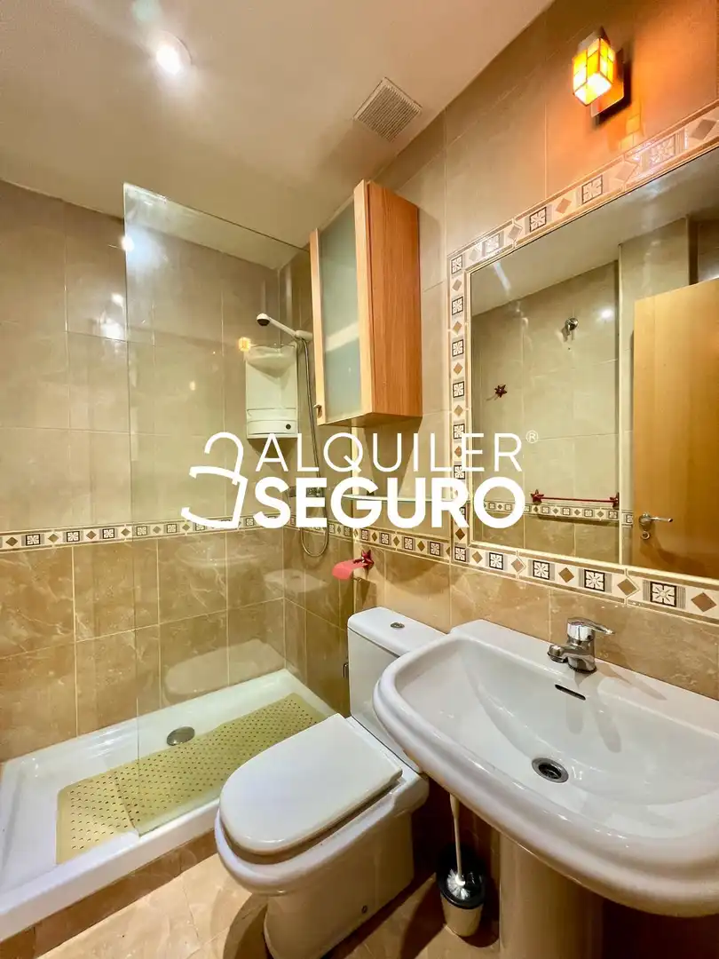 Bathroom of Flat for rent in Madrid  with Air Conditioner, Heating and Furnished