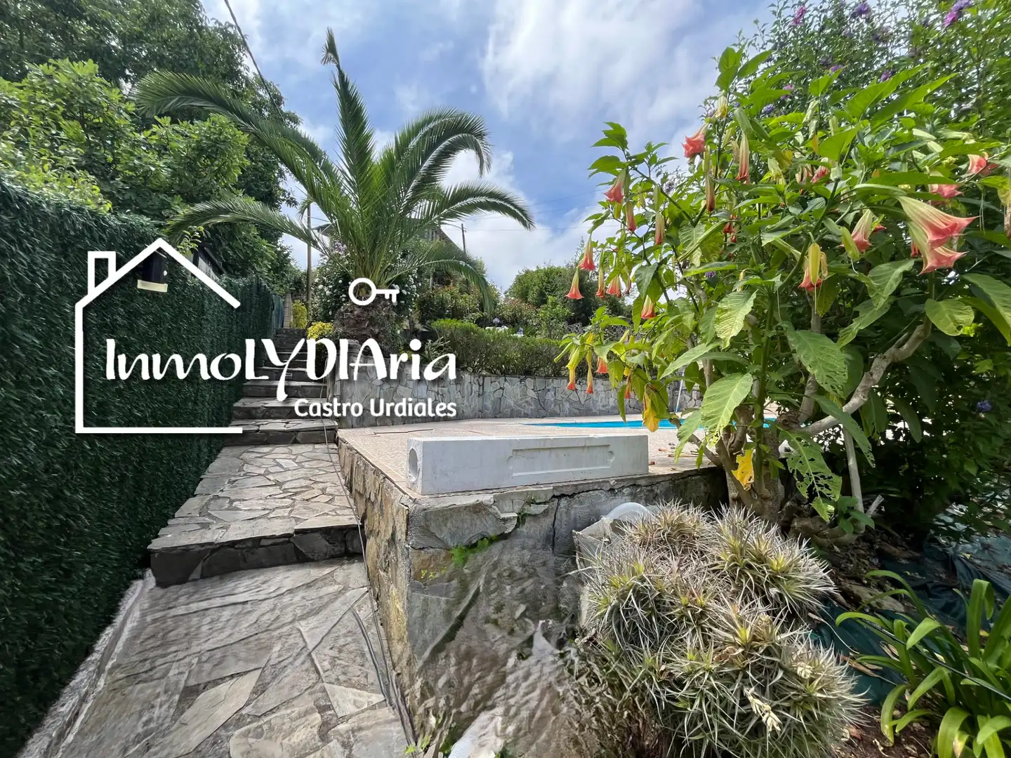 Vista exterior de Casa o xalet en venda en Castro-Urdiales amb Aire condicionat, Calefacció i Jardí privat