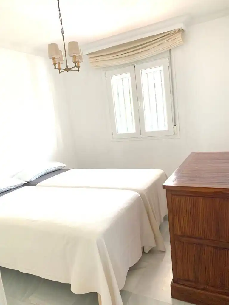 Dormitori de Apartament de lloguer en Marbella amb Aire condicionat, Terrassa i Moblat