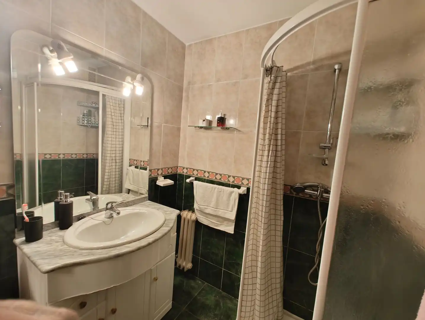 Bathroom of Flat for rent in Granada  with Air Conditioner, Heating and Furnished