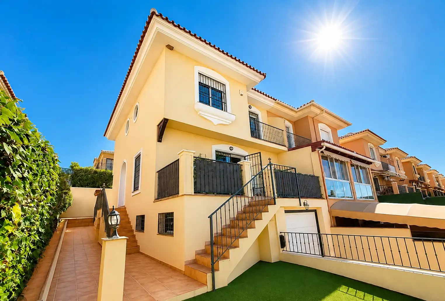 Vista exterior de Casa adosada en venta en Alhaurín de la Torre con Aire acondicionado, Jardín privado y Terraza