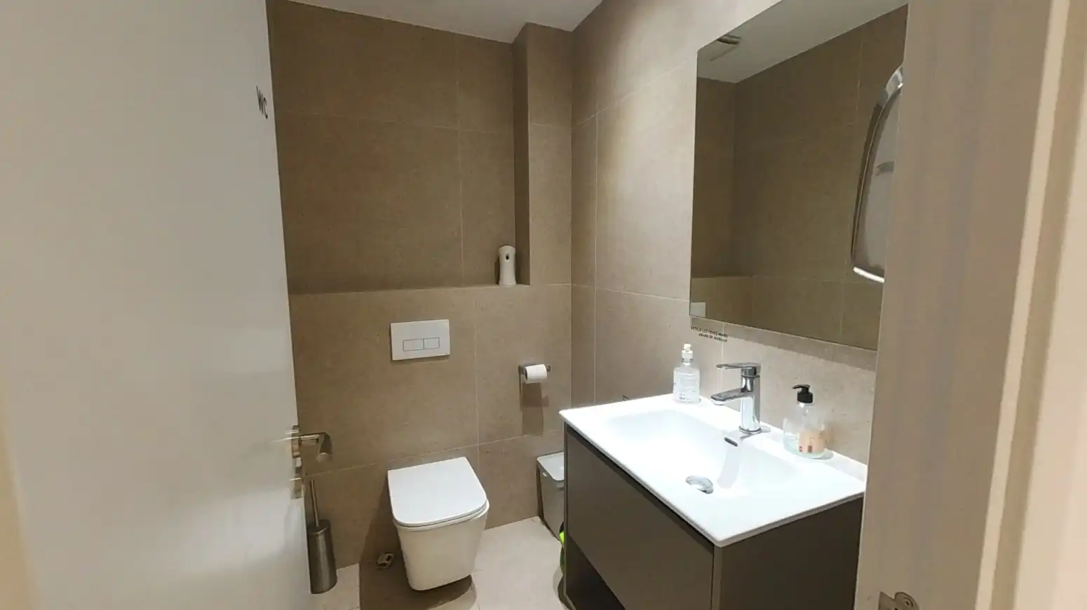 Baño de Local en venta en Barcelona con Aire acondicionado