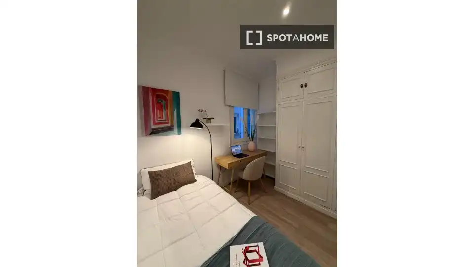 Dormitori de Apartament per a compartir en Madrid amb Aire condicionat, Terrassa i Moblat