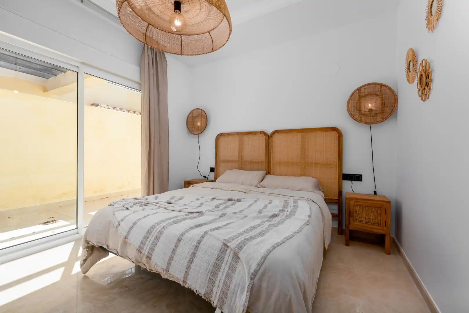 Schlafzimmer von Erdgeschoss zum Verkauf in Sotogrande mit Klimaanlage, Privatgarten und Terrasse