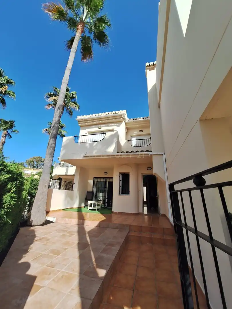 Vista exterior de Casa adosada de alquiler en Marbella con Aire acondicionado, Trastero y Piscina