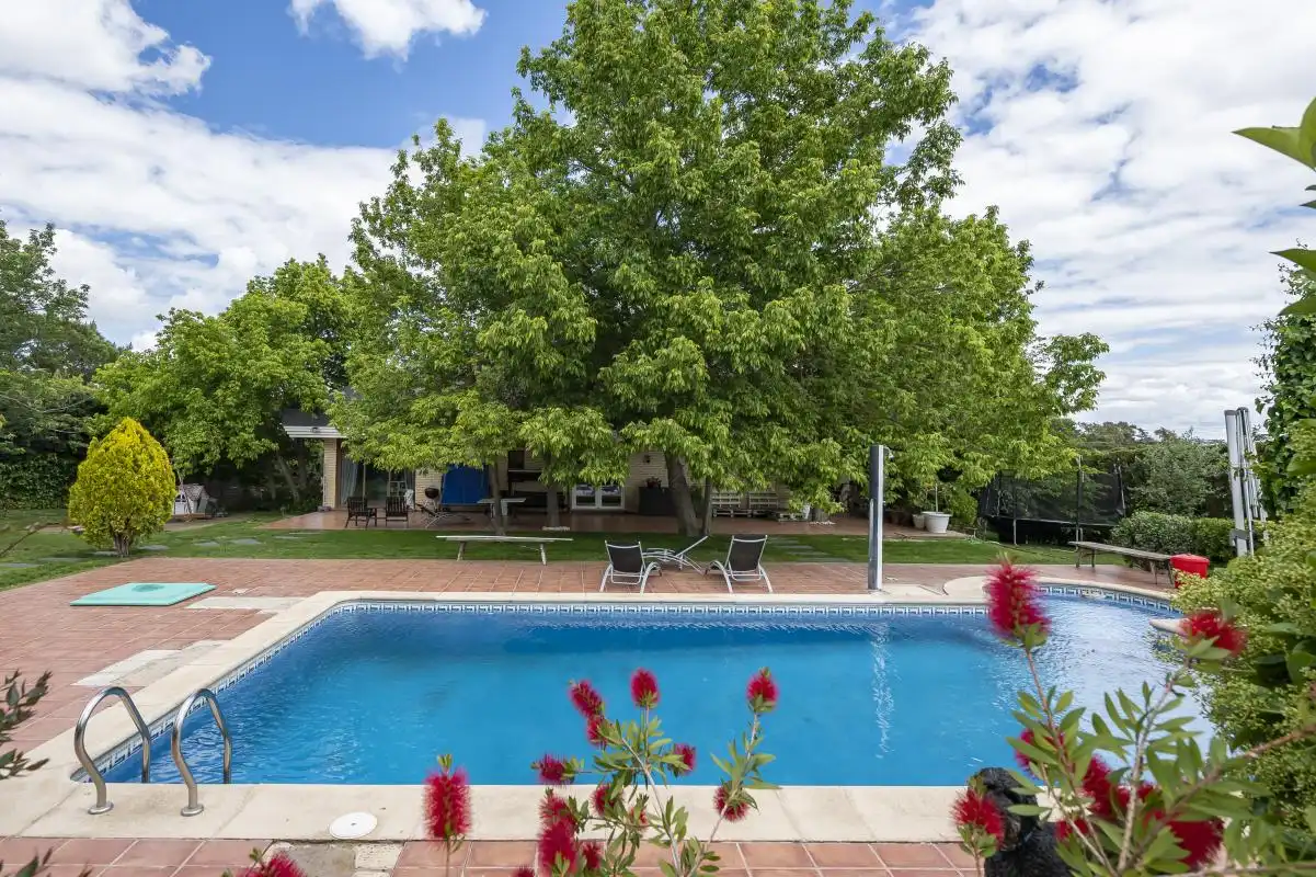 Piscina de Casa o chalet en venta en Boadilla del Monte con Aire acondicionado, Calefacción y Jardín privado